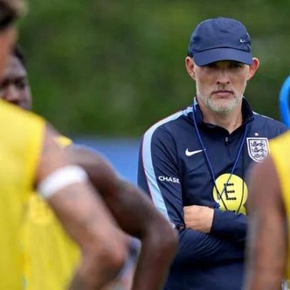 Carrinha da seleção inglesa assaltada; roubaram chuteiras e restou uma bola