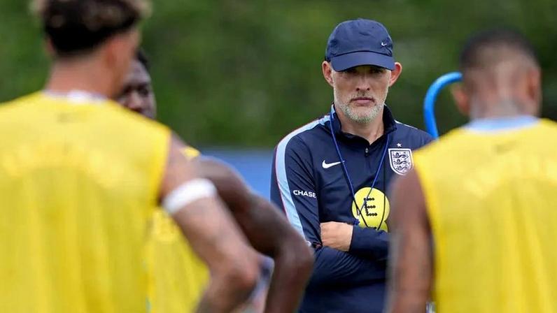 Carrinha da seleção inglesa assaltada; roubaram chuteiras e restou uma bola
