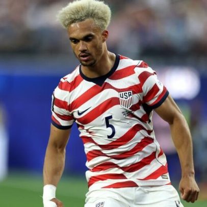 Manchester United procura reforçar a lateral com dois alvos