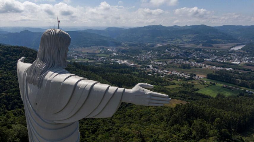Colisão entre dois helicópteros no Rio de Janeiro deixa pelo menos cinco mortos