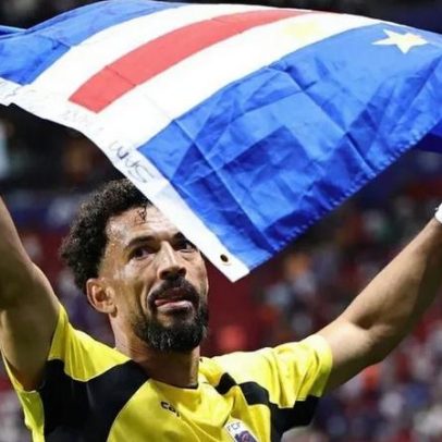 Vozinha conquista centenas de milhares de seguidores após jogo com a Espanha