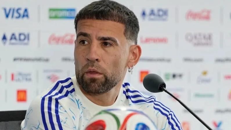 Otamendi em conferência de imprensa