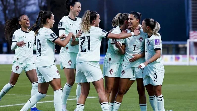 Seleção feminina portuguesa festeja o golo frente à Letónia