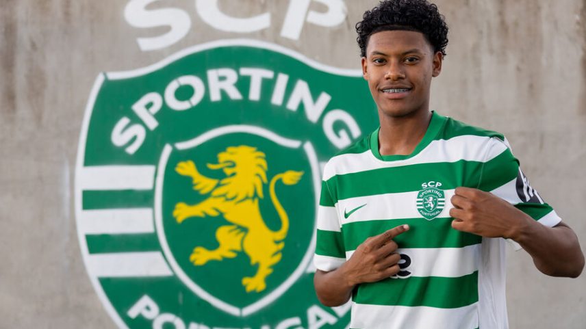 Vítor Conceição assina contrato profissional na Academia