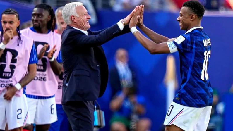 Deschamps celebra vitória na estreia, diz que conseguimos jogar com liberdade