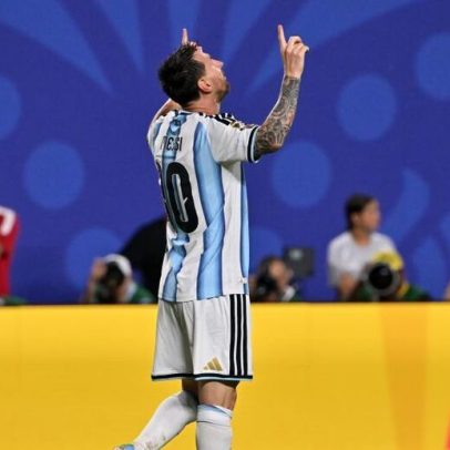 Messi marca três golos contra a Argélia num jogo histórico