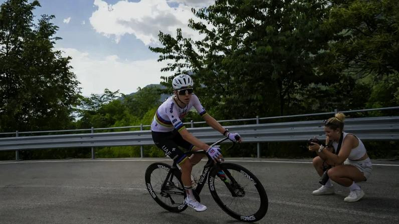 Tadej Pogacar domina a primeira etapa da Volta à Suíça