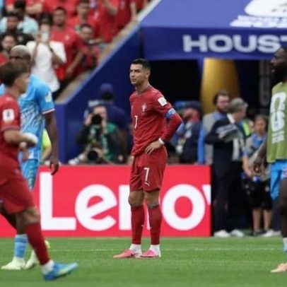 Cristiano Ronaldo ficou sozinho no relvado e seguiu para balneário