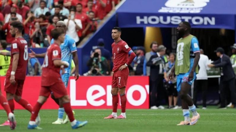 Cristiano Ronaldo ficou sozinho no relvado e seguiu para balneário