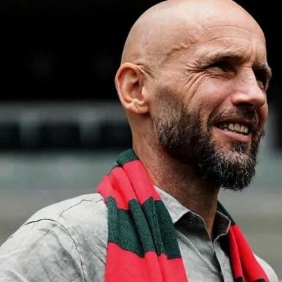Van der Gaag recebe plantel com várias saídas previstas
