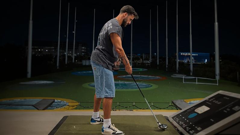O momento em que Rafa joga golfe