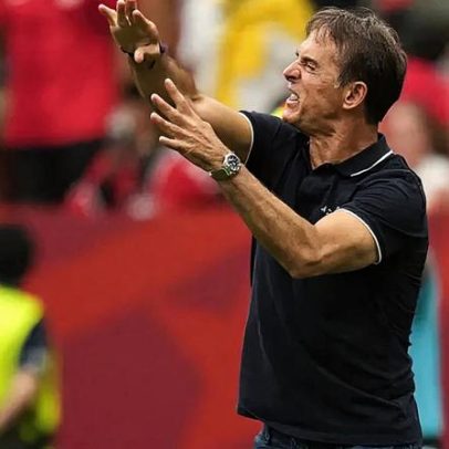 Lopetegui reage com irritação ao treinador do Canadá durante o jogo