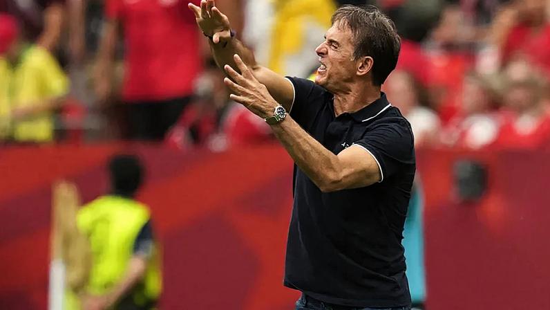 Lopetegui reage com irritação ao treinador do Canadá durante o jogo