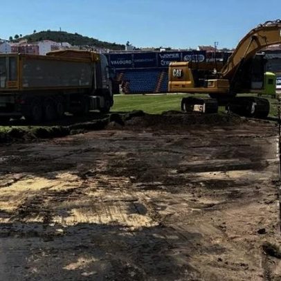 Início da renovação do relvado do Manuel Marques
