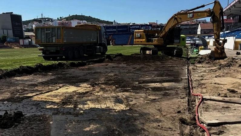 Início da renovação do relvado do Manuel Marques