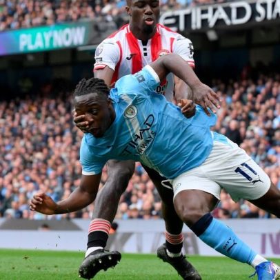 Jérémy Doku renova contrato com Manchester City
