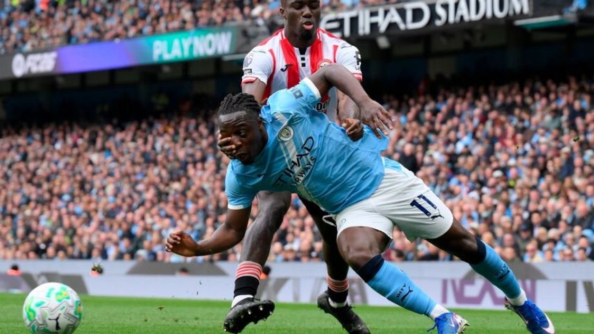 Jérémy Doku renova contrato com Manchester City
