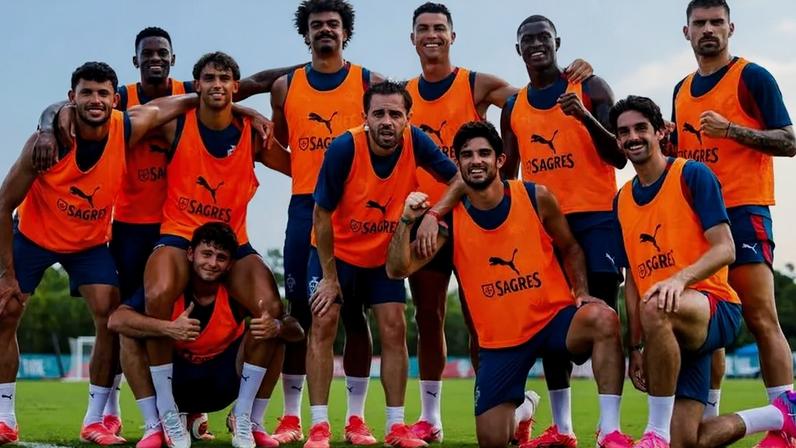 Ronaldo partilha foto de grupo da Seleção em treino: "Sempre unidos"