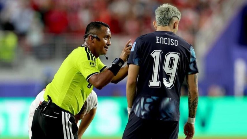 Enciso não gostou da decisão do árbitro
