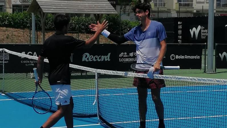 Tiago Torres e Pablo Martinez Gomez cumprimentam-se no final do jogo