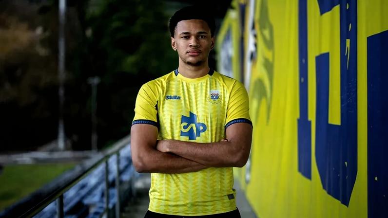 Fally Mayulu volta ao trabalho mais cedo na pré-época do Arouca