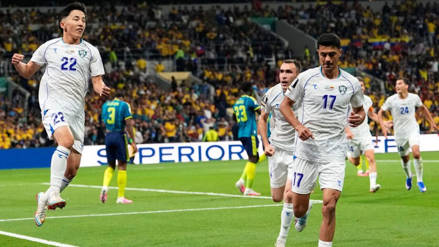 Jogadores do Uzbequistão a celebrar