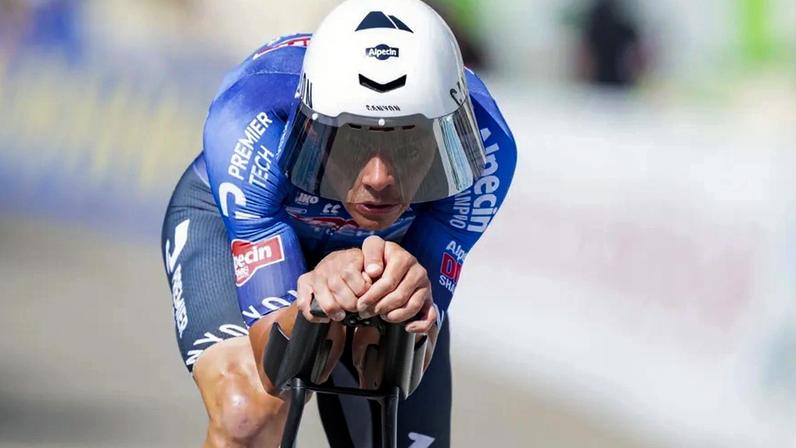 Mathieu van der Poel multado por ficar de tronco nu