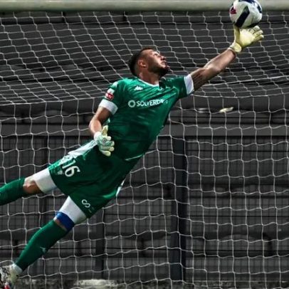 Martin Turk procura ser titular da baliza do Estoril