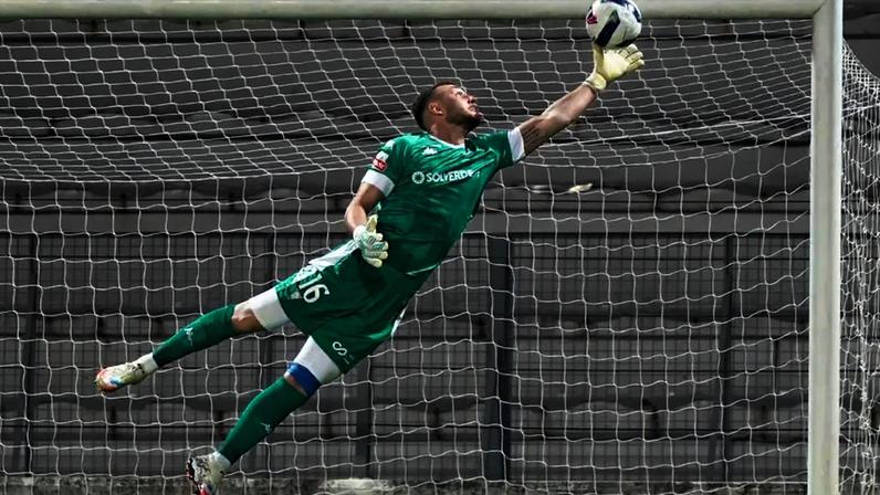 Martin Turk procura ser titular da baliza do Estoril