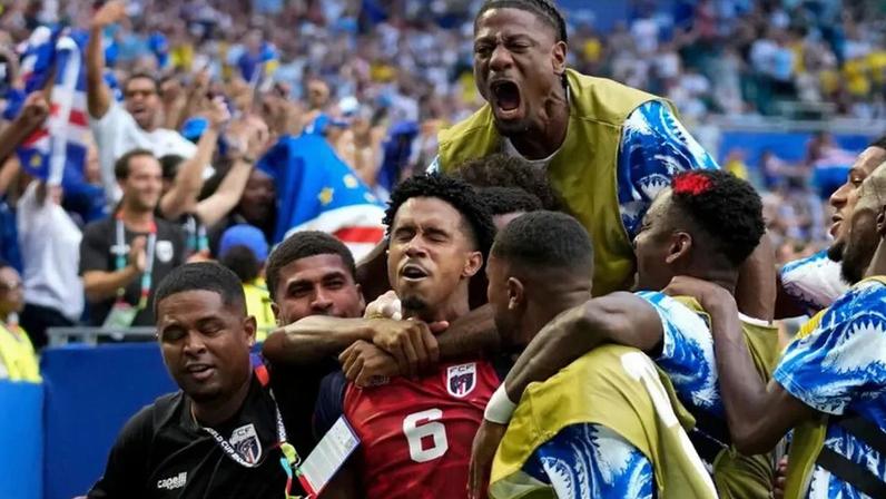 Carlos Ponck e bolas paradas de Kevin Pina: espaço mínimo, golo