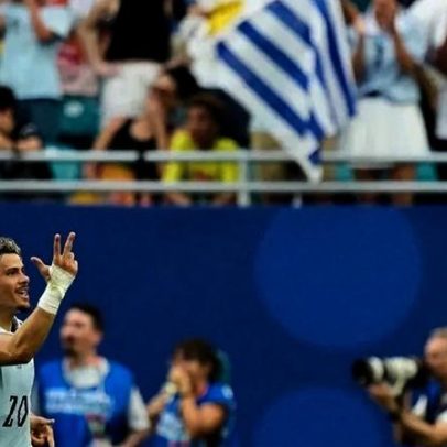 Maxi Araújo celebra o Uruguai com dedicatória a Luis Suárez