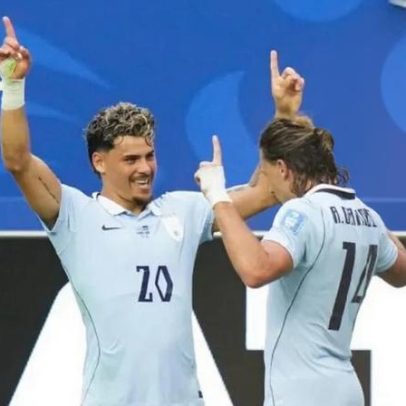 Maxi Araújo senta-se com Yazalde e Slimani; uruguaio perto de história no Mundial