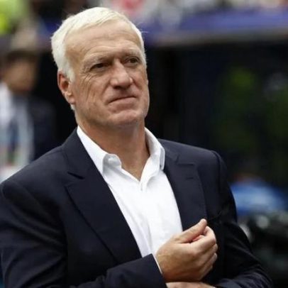 Deschamps interrompe duas horas por mau tempo e brincava com os jogadores