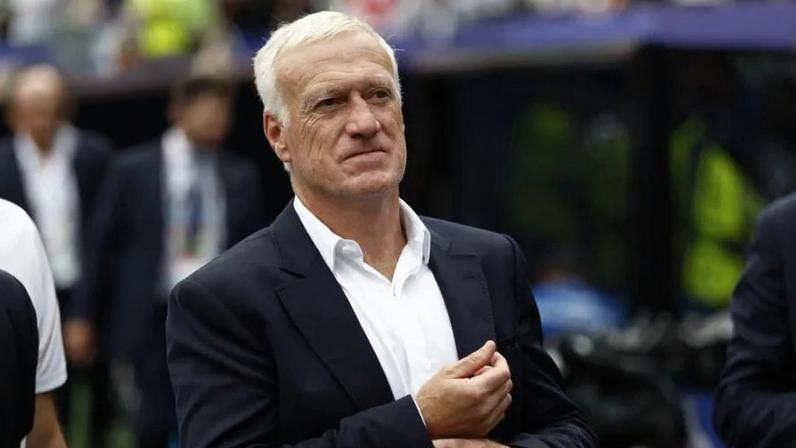 Deschamps interrompe duas horas por mau tempo e brincava com os jogadores
