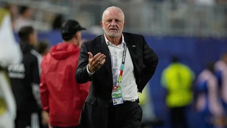Treinador do Iraque diz que paragem de duas horas complicou o jogo