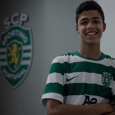 Defesa de 14 anos assina contrato de formação com o Sporting