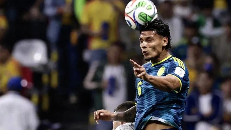Richard Ríos no jogo de estreia, frente ao Uzbequistão