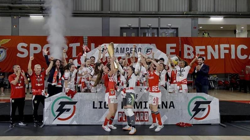 Maria Inês e Raquel Santos levantam a Taça