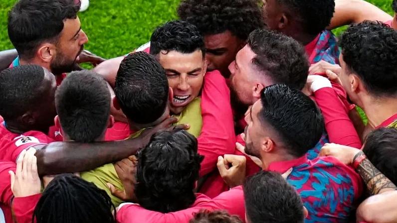 Cristiano Ronaldo festeja golo marcado ao Uzbequistão