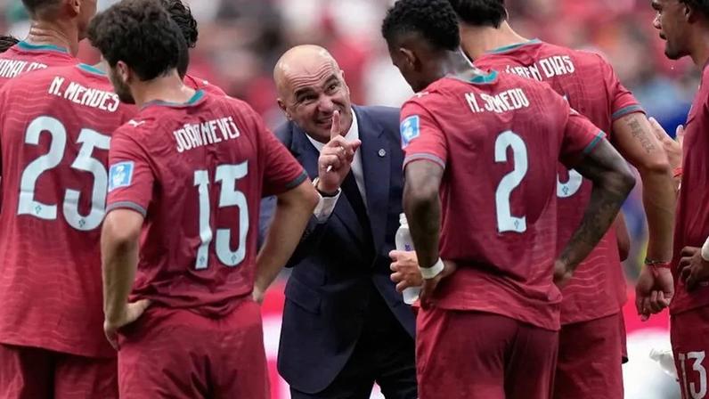 Roberto Martínez no jogo com o Uzbequistão