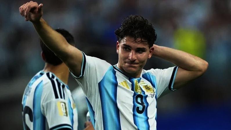 Atlético vai apresentar denúncia à FIFA contra o Barcelona por Julián Álvarez