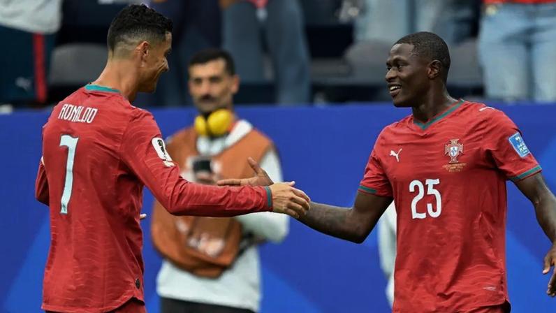 Cristiano Ronaldo festeja com Nuno Mendes o golo da Seleção frente ao Uzbequistão