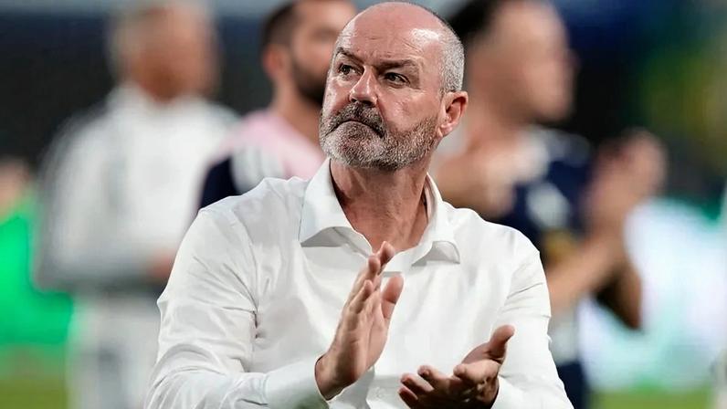 Selecionador da Escócia admite ter dado golos e o jogo após derrota