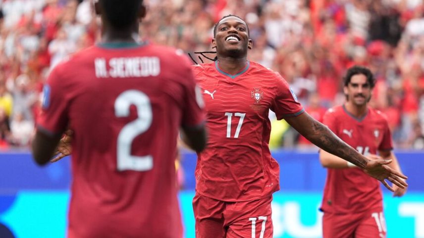 Rafael Leão elogia Rúben Amorim e diz que decidirá o futuro após o Mundial