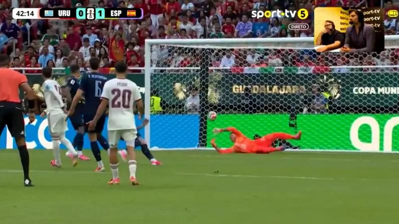 Frango decisivo dá vantagem à Espanha; Bielsa substituiu Muslera ao intervalo