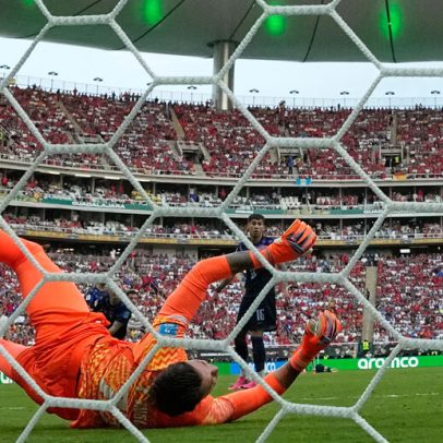 Bielsa substitui Muslera no intervalo após frango: "Ele pediu para sair"