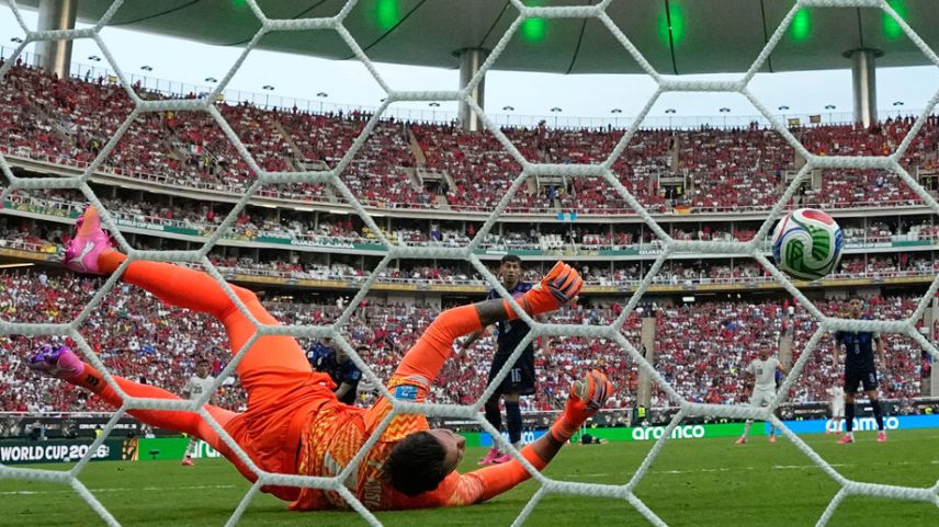 Bielsa substitui Muslera no intervalo após frango: "Ele pediu para sair"