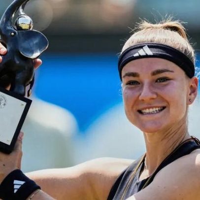 Muchova vence Bad Homburg após desistência de Osaka