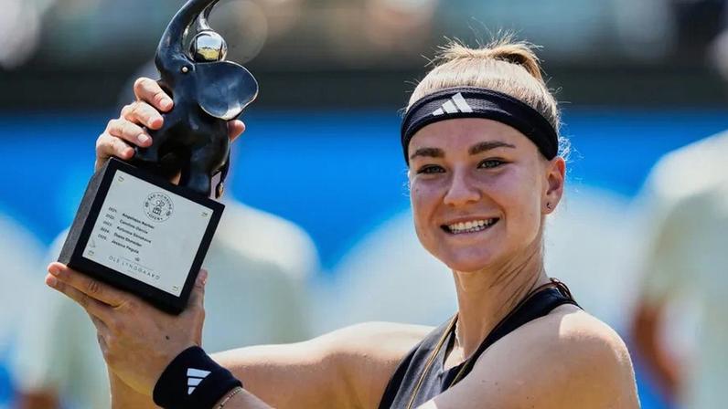 Muchova vence Bad Homburg após desistência de Osaka