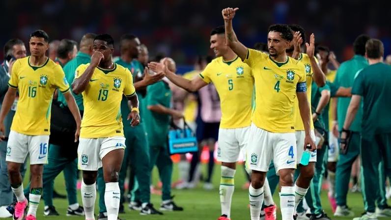 Jogadores brasileros a festejar frente à Escócia